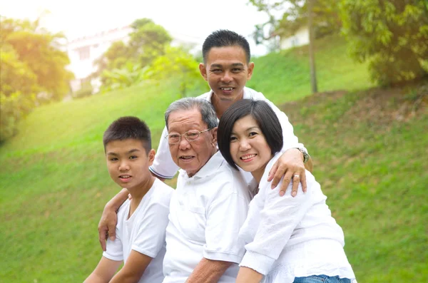 Multi Generation asiatiska familj — Stockfoto