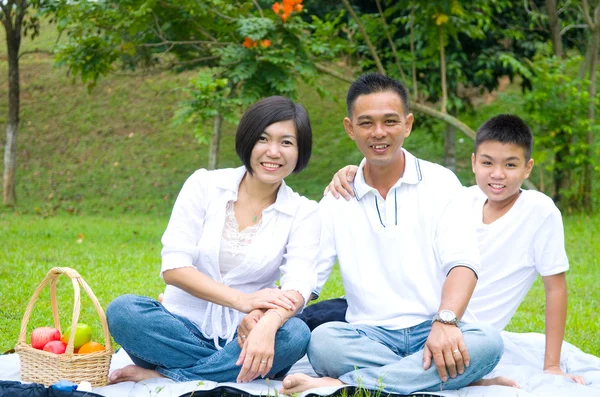 Happy Asian family — Stock Photo, Image