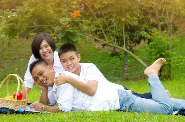 Feliz familia asiática —  Fotos de Stock