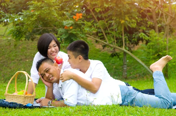 Feliz familia asiática —  Fotos de Stock