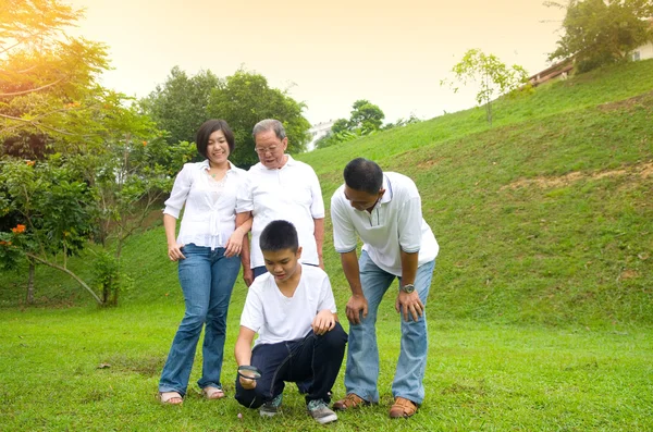 Asiatiska tre generation familj — Stockfoto