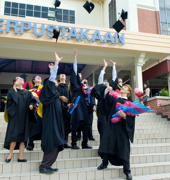 Aziatische afgestudeerde studenten — Stockfoto