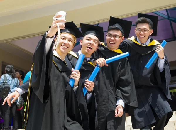 Asiatiques étudiants diplômés — Photo