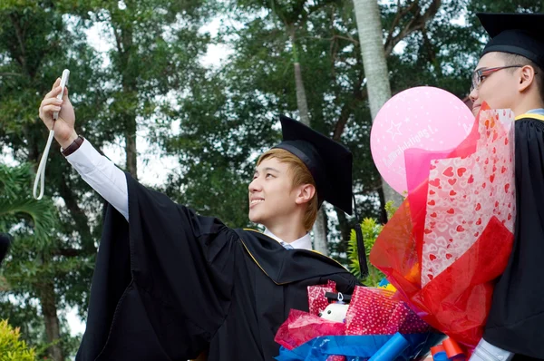 Aziatische afgestudeerde studenten — Stockfoto