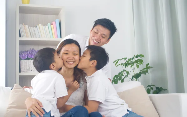 Happy Asian family — Stock Photo, Image