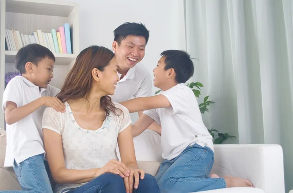 Happy Asian family — Stock Photo, Image