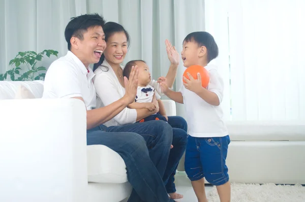 Happy Asian family — Stock Photo, Image