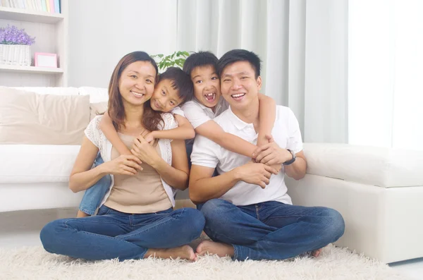Azjatycki rasy mieszanej rodziny — Zdjęcie stockowe
