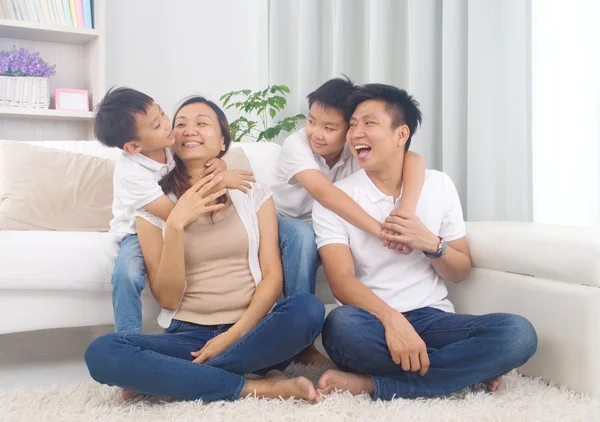 Happy Asian family — Stock Photo, Image