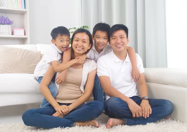 Asiatisk blandad ras familj — Stockfoto