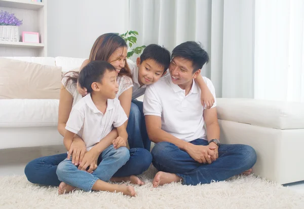 Happy Asian family — Stock Photo, Image