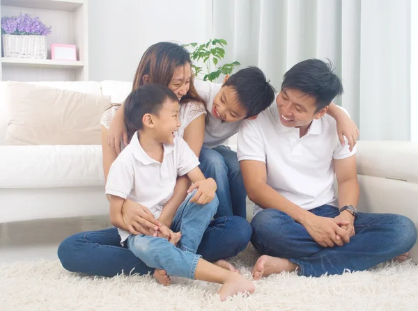 Happy Asian family — Stock Photo, Image