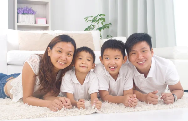 แฮปปี้ เอเชีย ครอบครัว — ภาพถ่ายสต็อก