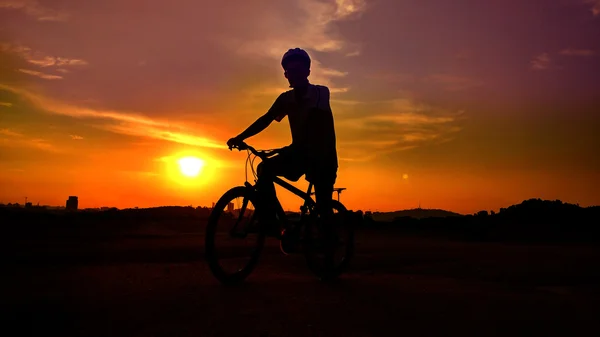 Ciclista de bicicleta de estrada — Fotografia de Stock