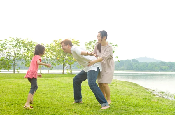 Família asiática feliz — Fotografia de Stock