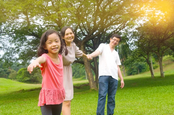 Heureuse famille asiatique — Photo