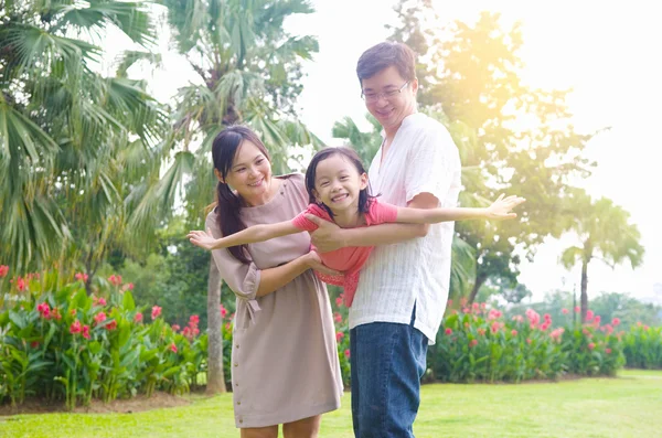 Lycklig asiatisk familj — Stockfoto