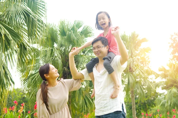 Lycklig asiatisk familj — Stockfoto