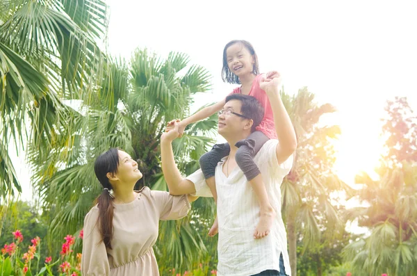 Lycklig asiatisk familj — Stockfoto