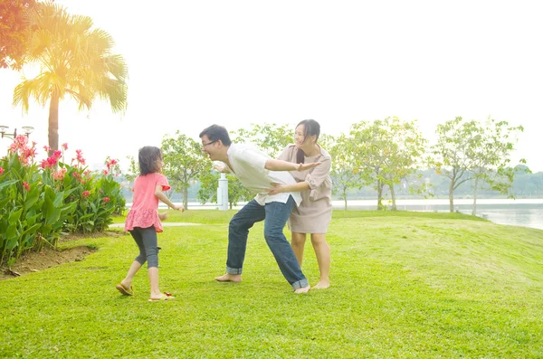 Felice famiglia asiatica — Foto Stock