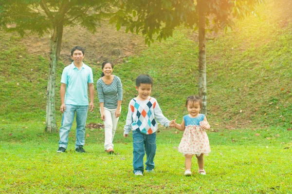 Lycklig asiatisk familj — Stockfoto