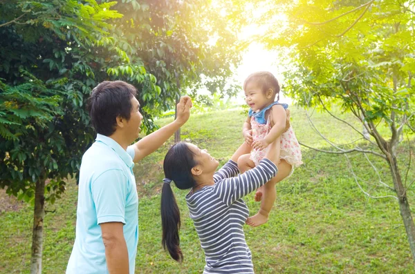 Família asiática feliz — Fotografia de Stock