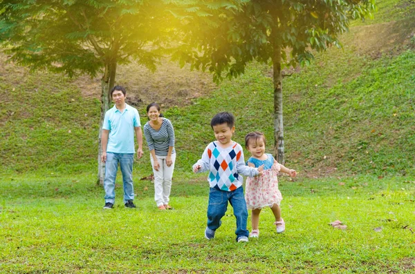 Família asiática feliz — Fotografia de Stock