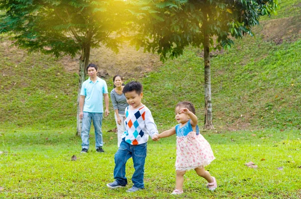 Felice famiglia asiatica — Foto Stock