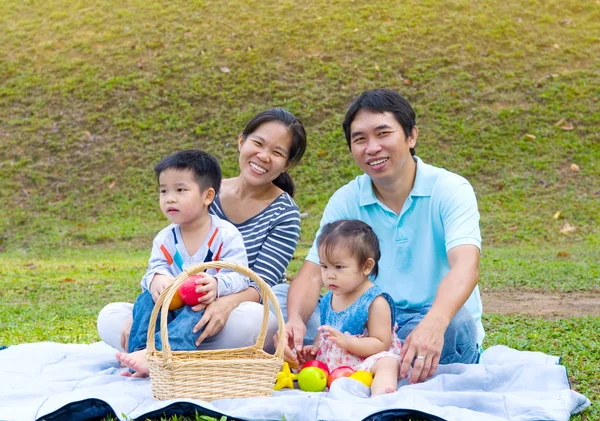 Lycklig asiatisk familj — Stockfoto