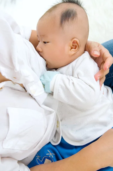 Asiatico madre allattamento al seno — Foto Stock