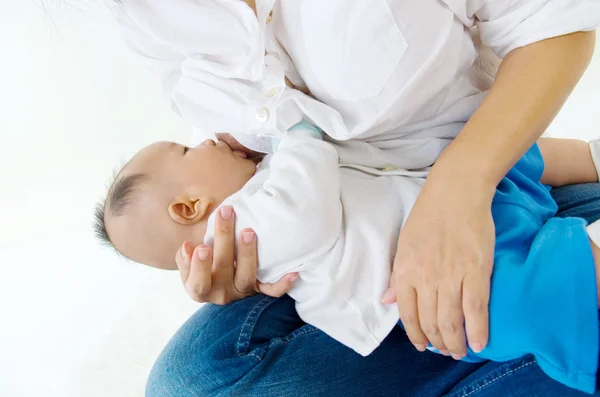 Asiática madre amamantando — Foto de Stock