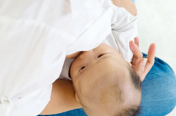 Asiatique mère allaitement — Photo