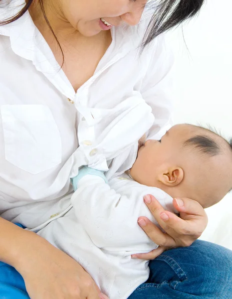 Asiática madre amamantando — Foto de Stock