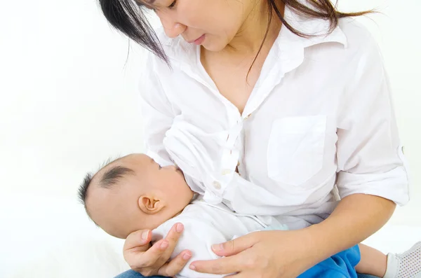 Asiática madre amamantando — Foto de Stock