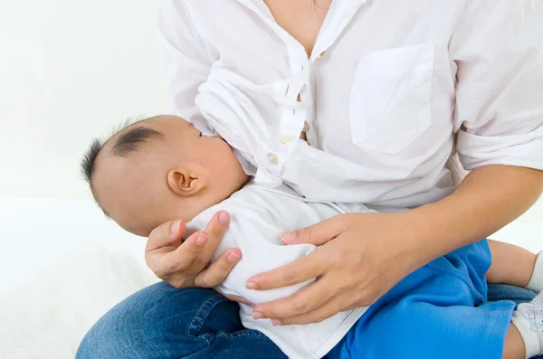Asiatique mère allaitement — Photo