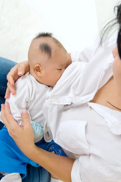 Asiática madre amamantando — Foto de Stock