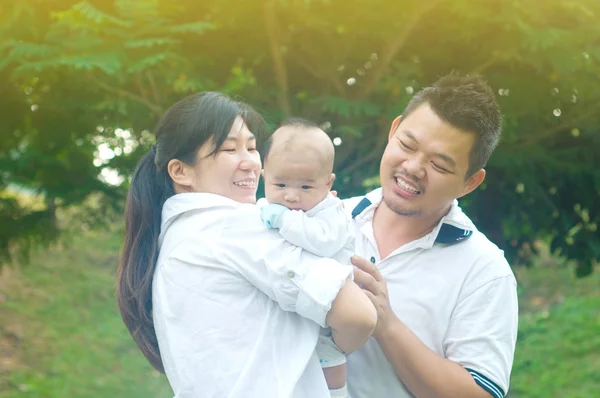 Junge asiatische Familie — Stockfoto