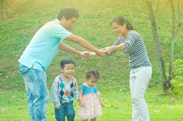 Lycklig asiatisk familj — Stockfoto