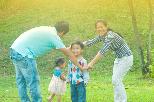 Feliz familia asiática — Foto de Stock