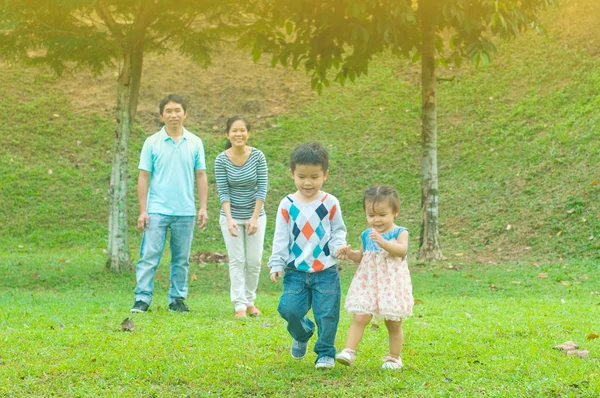 Família asiática feliz — Fotografia de Stock