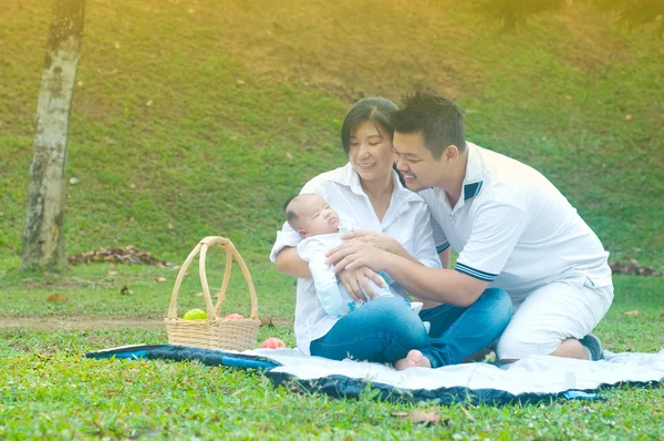 Asiático joven familia — Foto de Stock