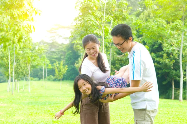 Felice famiglia asiatica — Foto Stock