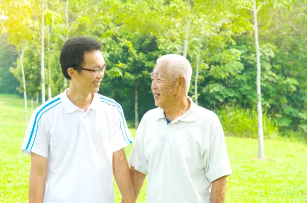 Lycklig asiatisk familj — Stockfoto