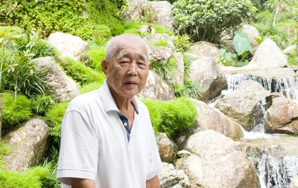 Улыбающийся старший азиатский мужчина . — стоковое фото