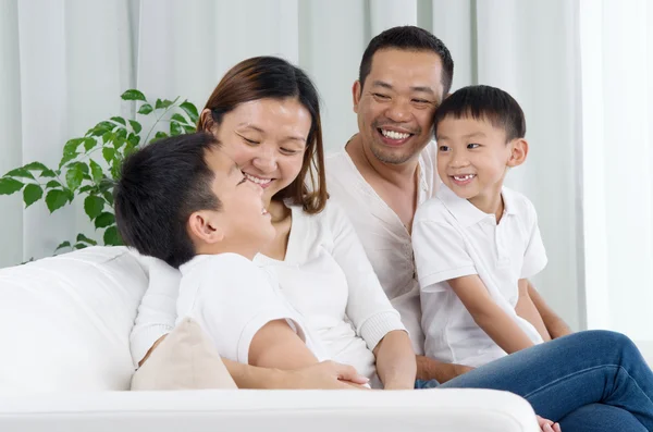 Asiatiska familj — Stockfoto