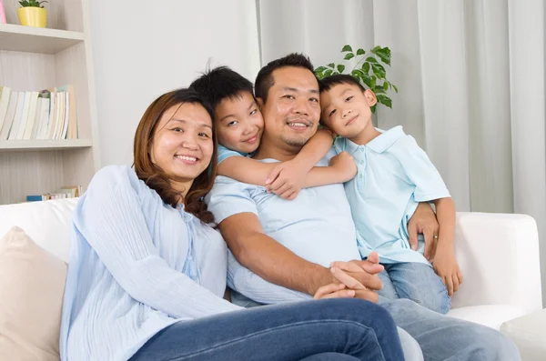 Asiatiska familj — Stockfoto