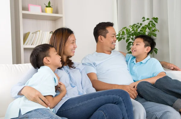 Aziatische familie — Stockfoto