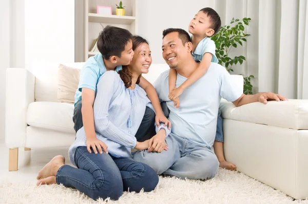 Aziatische familie — Stockfoto