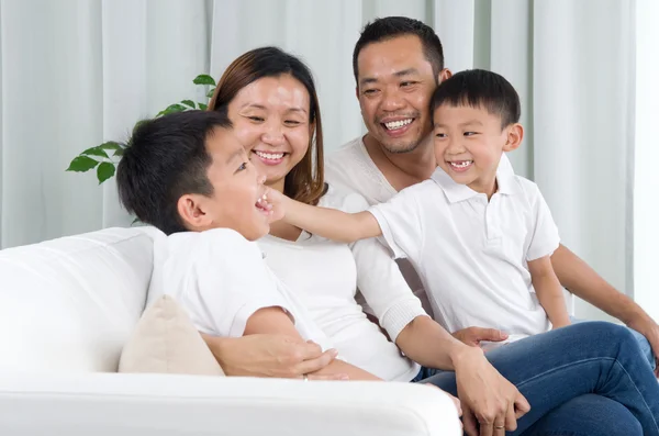 Famiglia asiatica — Foto Stock