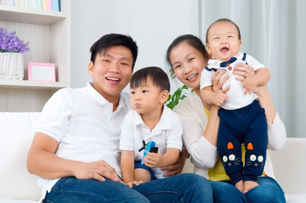 Familia asiática —  Fotos de Stock